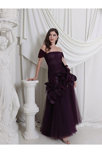 Generic A charming tulle dress in aubergine (or dark purple) and three-dimensional floral embroidery.