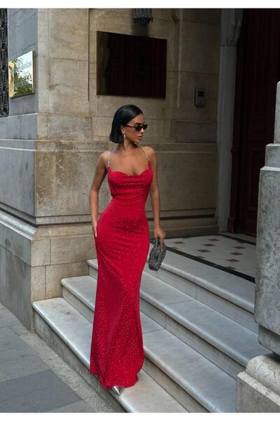 FH STLY TAŞ İŞLEMELİ ZİNCİR ASKILI YIRTMAÇ DETAYLI UZUN ELBİSE