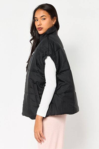 Nike Women Therma Fit Sleeveless Embroidered Logo Vest Jacket, Black