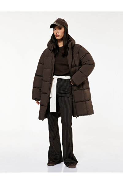 Koton Anorak matlasat cu mâneci lungi, cu buzunare și fermoar cu glugă Palton...