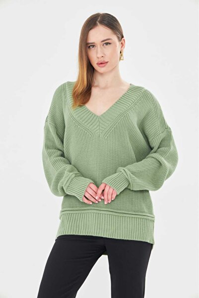 GND سترة كبيرة الحجم برقبة على شكل حرف V مع تفاصيل تنورة وأكمام