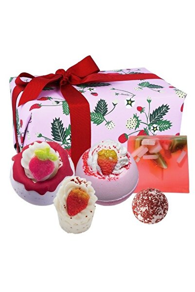 Bomb Cosmetics Strawberry Feels Forever gift set