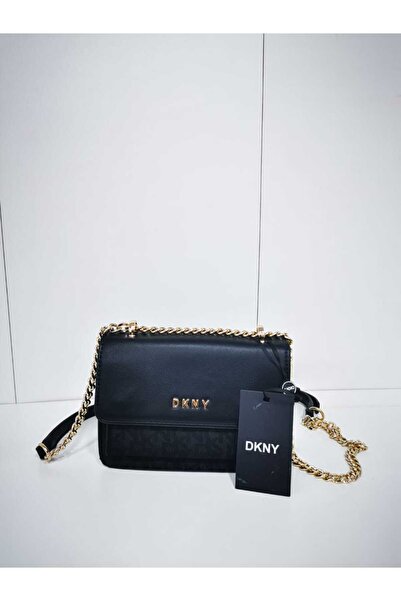 Generic A luxurious black shoulder bag with a gold chain strap; a practical and elegant design suitable for everyday use.