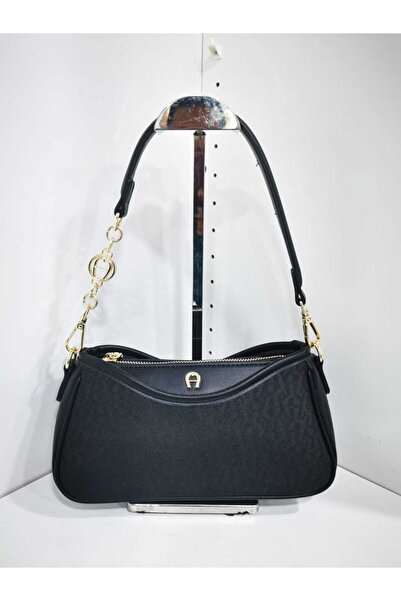 Generic A small bag with luxurious gold details and a distinctive design, adding an elegant touch and suitable for daytime and evening looks.