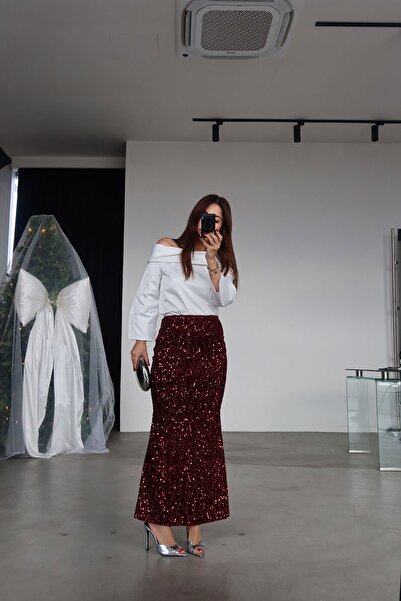 Özge Özgenç تنورة طويلة مزينة بالترتر على الظهر شق