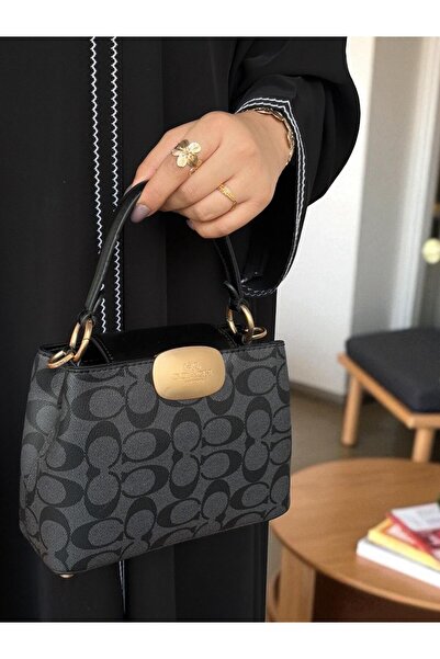 بيت الجملة (translated: House of Wholesale) evening bag