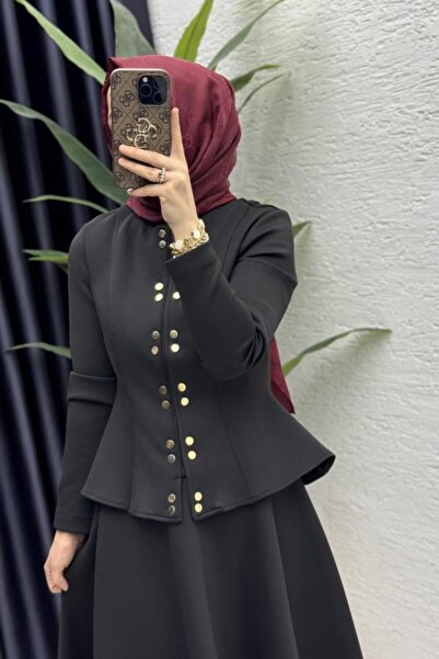 GÜLSEVEN مُزين بأزرار ذهبية، ويناسب الخصر، وذو قصة بيبلوم خفيفة.