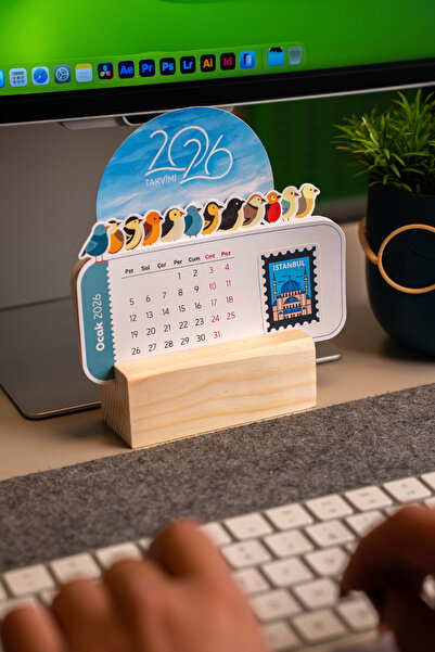 Fabe 2026 Ahşap Standlı Kuş Figürlü Masaüstü Takvim – Özel Tasarım, Dekoratif Takvim