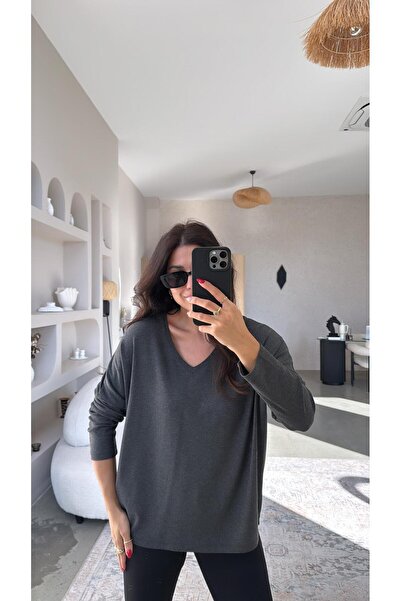 Buket Teke بلوزة تريكو أساسية رفيعة ذات رقبة على شكل حرف V من أنثراسايت