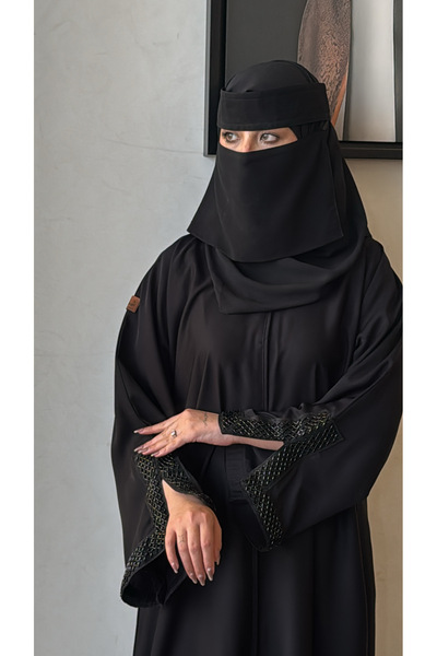 Elena عباية نواعم أناقة الشكّ والتطريز الفاخر على الأكمام | عباية سوداء عملية ومريحة