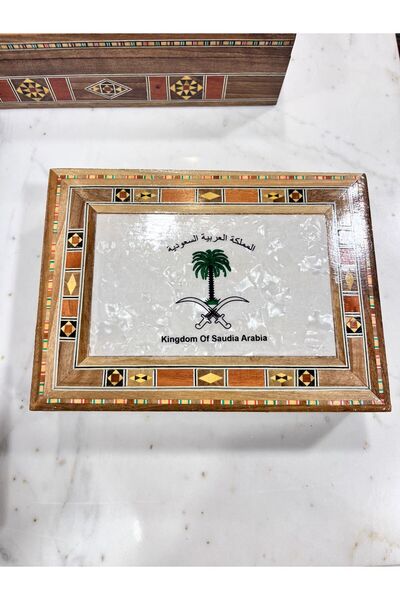 South house Wooden box inlaid with mother-of-pearl and featuring a two-sword ...