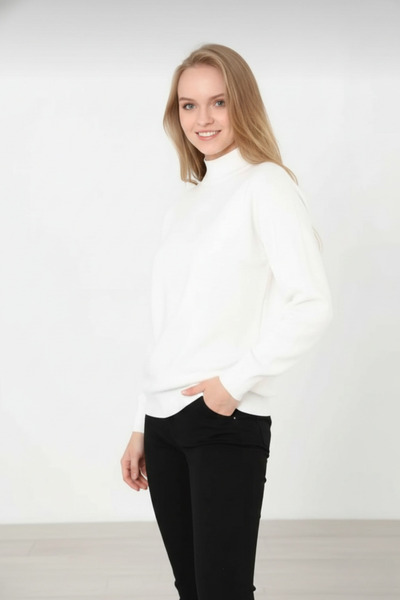 hibiscus سترة نسائية بيضاء بأكمام طويلة وياقة عالية (ياقة عالية) من التريكو الأساسي