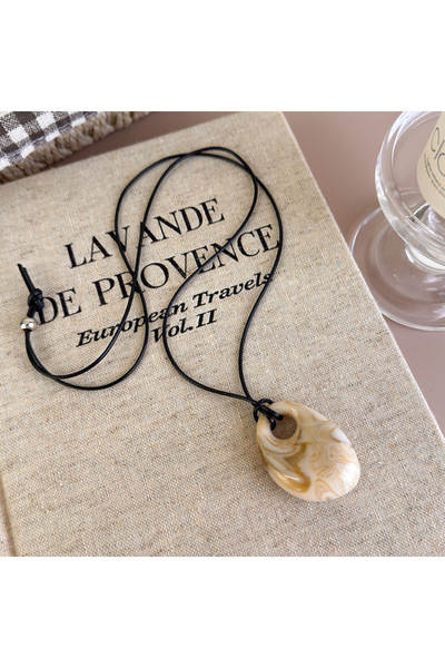 Choice قلادة على الطراز الكوري بتصميم بسيط باللون الأبيض الحليبي مع سلسلة طويلة من الصوف من تصميم فيما