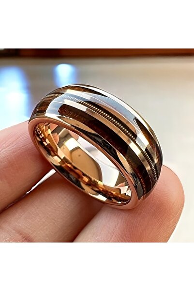 Choice خاتم زفاف/خطوبة رجالي أنيق من الفولاذ المقاوم للصدأ، مطلي بالذهب الوردي عيار 8 مم، بنقشة خشبية مقلدة مع حرف G.