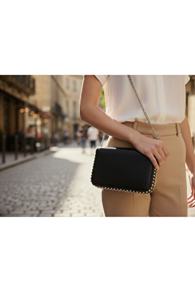 SEVMİNE Siyah Metalik Zincirli Mini Clutch Çanta – Taş ve Boncuk İşlemeli Lüks Abiye Portföy ( 14x24 cm )