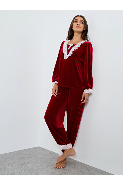 Take Two By Styli طقم بيجاما وبلوزة من الدانتيل المخملي