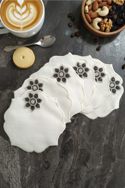 e-Bizz Store 6 Adet Keten Kumaş Üzeri Nakışlı & Taşlı Kahve Yanı Sunumluk Kokteyl Peçetesi & Bardak Altlığı