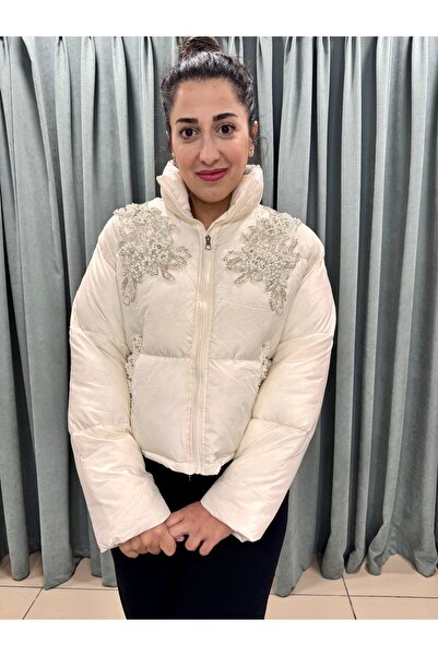 Arzu Yıldırım Butik İthal Tarz İşlemeli Ekru Nakışlı Kısa Şişme Mont