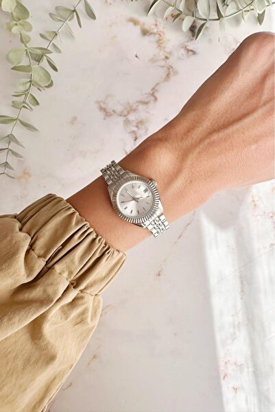 OQQO Aetos Silver Dial Silver Band Women's Wristwatch