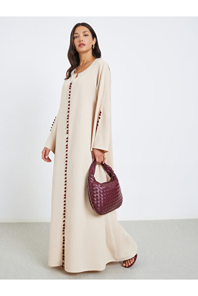 Styli عباية نسائية بيج اللون مزينة بتفاصيل بوم بوم