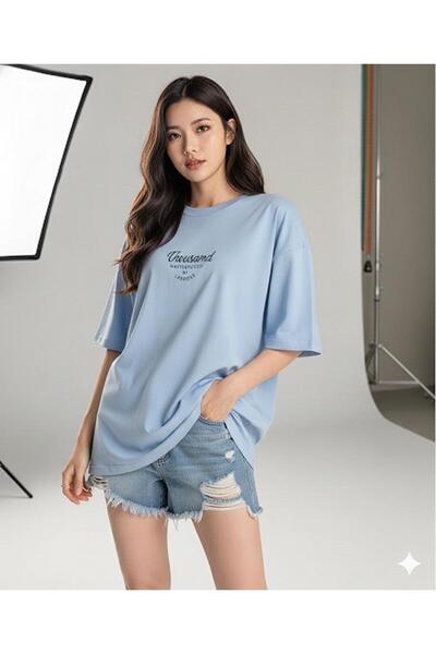 BY CAESAR تيشيرت نسائي مطبوع عليه ألف وحصيلة من الكلمات