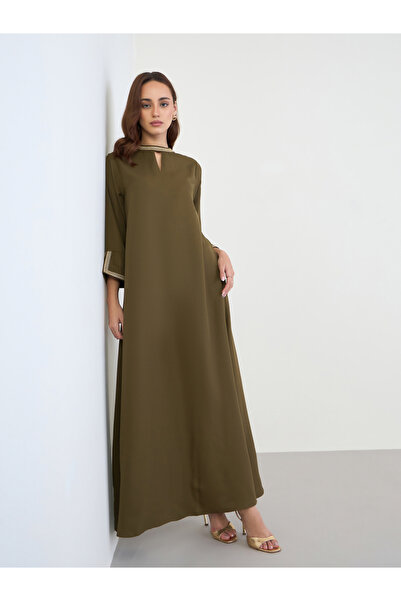 Styli جلابية مطرزة باللون الزيتوني بفتحة رقبة على شكل حرف A