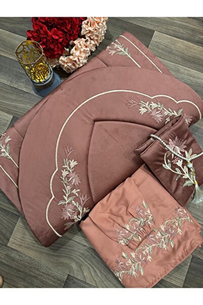 FABRIC سجادة صلاة فاخرة. طقم 3 قطع بلونالبرتقالي الترابي بتطريز وردي وذهبي دافئ.