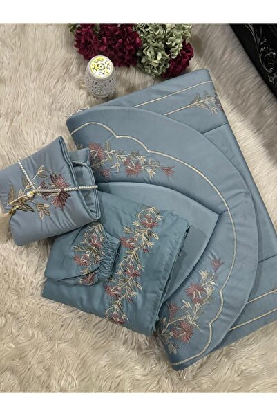FABRIC سجادة صلاة فاخرة. طقم 3 قطع بلون الأزرق الكحلي الفاتح بتطريز وردي ناعم.