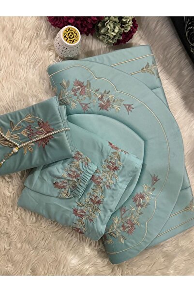 FABRIC سجادة صلاة فاخرة. طقم 3 قطع بلون الأزرق السماوي الهادئ بتطريز وردي فاتح.