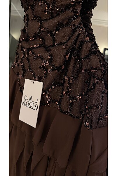 Nareen Fashion فستان أنيق بلون بني داكن يعكس فخامة هادئة ولمسة كلاسيكية لافتة