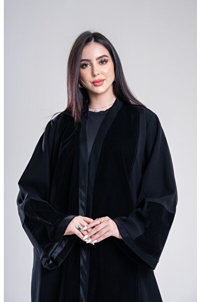 Al Afnan Boutique عباية بقماش المخمل مع الكريب الملكي مزينة بجلد