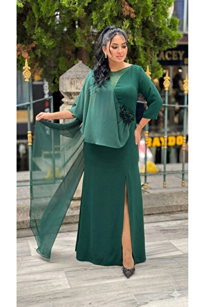 live forever فستان سهرة طويل شق بتفاصيل كاب شيفون غير متماثل مع إكسسوارات زهور