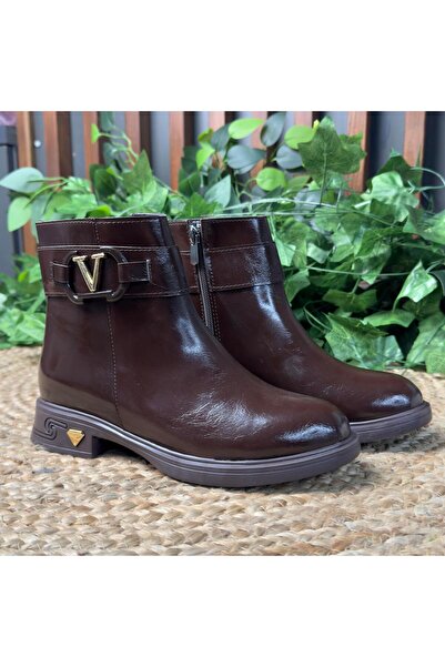 MEY حذاء نسائي من الجلد اللامع بإبزيم على شكل حرف V ونمط مسطح باللون البني M4575