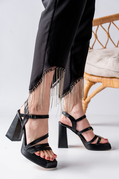 OLEDİMARE حذاء نسائي بكعب عالٍ مفتوح من الخلف بتفاصيل مشبك باللون الأسود