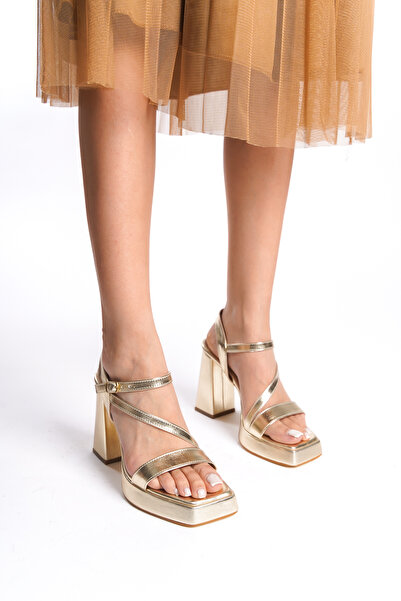 OLEDİMARE حذاء نسائي بكعب عالي ونعل سميك مع تفاصيل مشبك مفتوح من الخلف، لون ذهبي