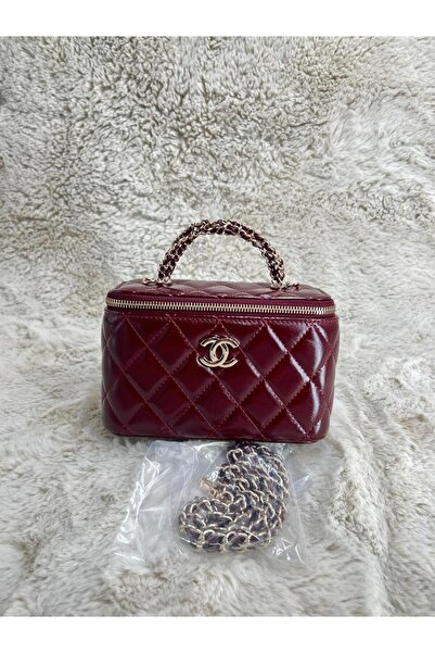 Generic A glossy burgundy box bag in quilted leather. Gold details and an elegant chain add a touch of glamour and sophistication.