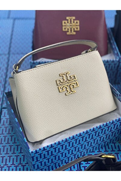 Generic A small, ivory-white shoulder bag in pebbled leather with a gold logo. A luxurious piece that will brighten up your day and evening looks.
