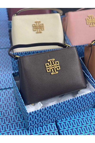 Generic A small shoulder bag in a rich dark brown color and luxurious leather. Classic elegance that easily complements a variety of your stylish outfits.