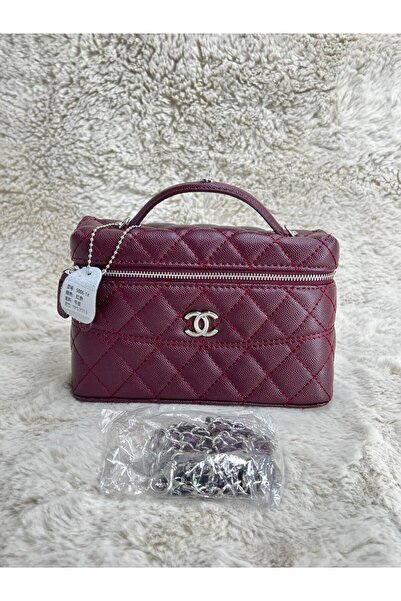 Generic A quilted box bag in a deep burgundy color and pebbled leather. Silver details add a touch of luxury to your look.
