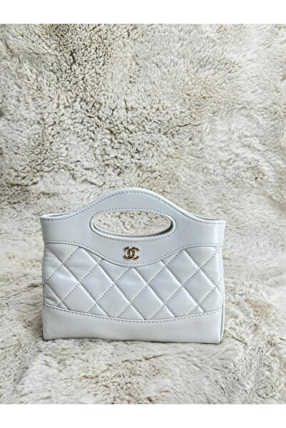 Generic A classic, quilted handbag in crisp white. A stylish design and distinctive handle for a soft, radiant look.