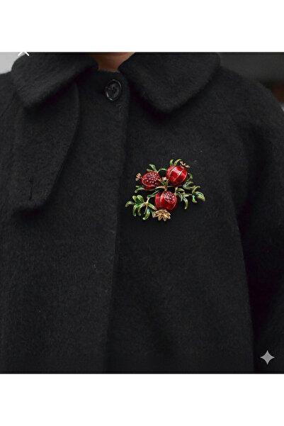 AGAPI Kırmızı Nar Model Broş – Emaye Detaylı, Şık ve Anlamlı Aksesuar