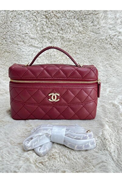 Generic A boxy bag in pebbled leather and a warm, attractive red color. A luxurious design that adds a distinctive and dazzling touch to your look.