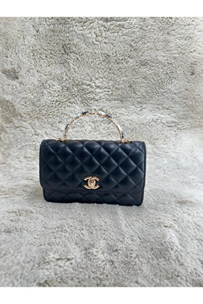 Generic حقيبة كتف سوداء صغيرة بجلد مبطن ومقبض سلسلة ذهبية. أناقة عصرية تزيد من جاذبية مظهركِ.