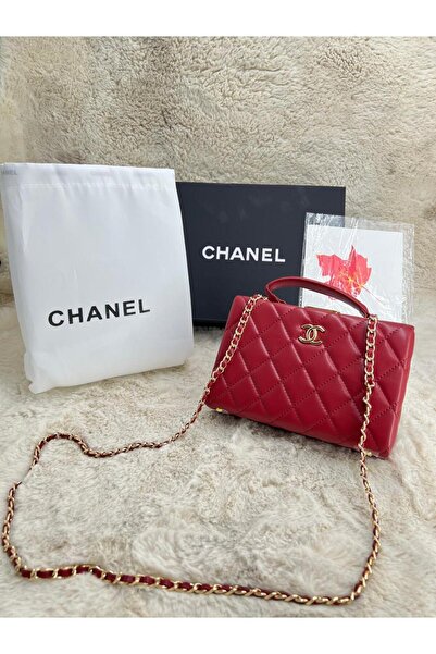 Generic حقيبة كتف صغيرة حمراء بجلد مبطن وسلسلة ذهبية. قطعة جريئة تضفي الحيوية والجاذبية على إطلالتكِ.