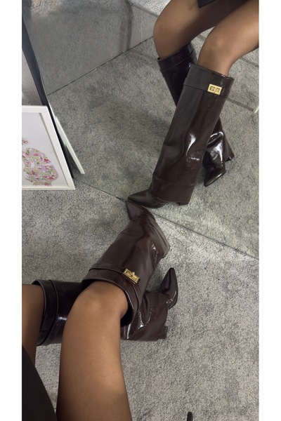 MYVOLANTE حذاء نسائي بكعب عالٍ من الجلد اللامع البني مع تفاصيل غطاء للقدم من فولانتي