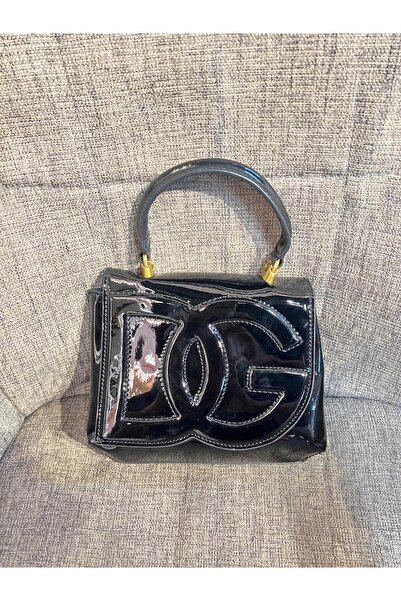 Generic حقيبة سوداء لامعة بتصميم بارز وجريء، شكل فريد يمنحكِ مظهراً عصرياً ومختلفاً يلفت الأنظار.