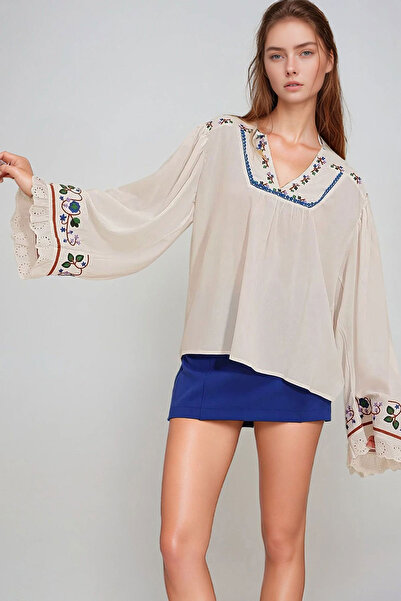 bacc بلوزة نسائية بيضاء بياقة على شكل V مع تطريز ونسيج مزخرف BCHESQ-251003