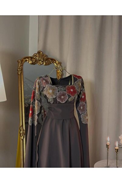 vanus fashion 6170- فستان طويل بتطريز بارز على الأكمام والصدر