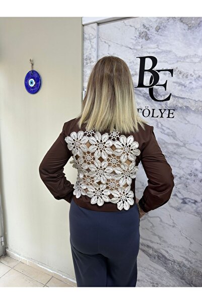 BE ATÖLYE BUTİK “Kadın Arkası Dantelli Kruvaze Düğmeli Kısa Ceket – Şık ve Mo...