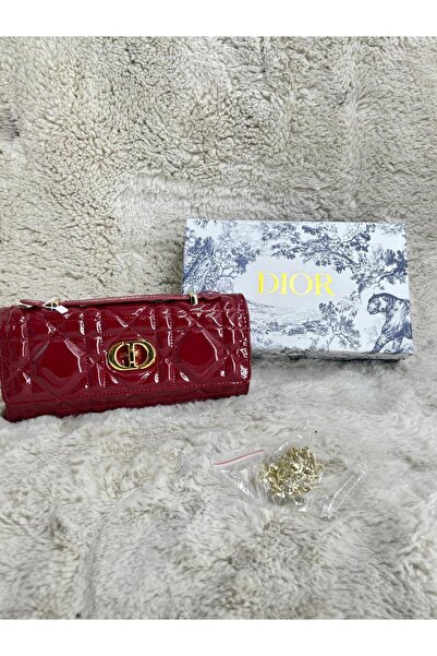 Generic حقيبة كروس أنيقة باللون الأحمر اللامع، تصميم مبطن عصري مع قفل معدني ذهبي لامع، لإضافة لمسة من الرقي